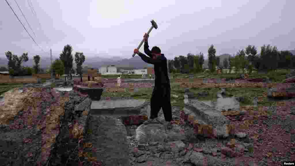 А ще комусь ці руїни — джерело будівельних матеріалів, які можна задешево перепродати й трохи підзаробити