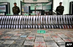 98 автоматов Калашникова и несколько сотен килограммов кокаина, изъятые во время военно-полицейской операции против ультралевых партизан ELN в колумбийском департаменте Антиокия. 2024 год