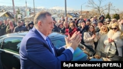 Milorad Dodik pozdravlja pristalice ispred Suda BiH u Sarajevu (fotoarhiv)