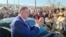 Milorad Dodik pozdravlja pristalice ispred Suda BiH u Sarajevu (fotoarhiv)