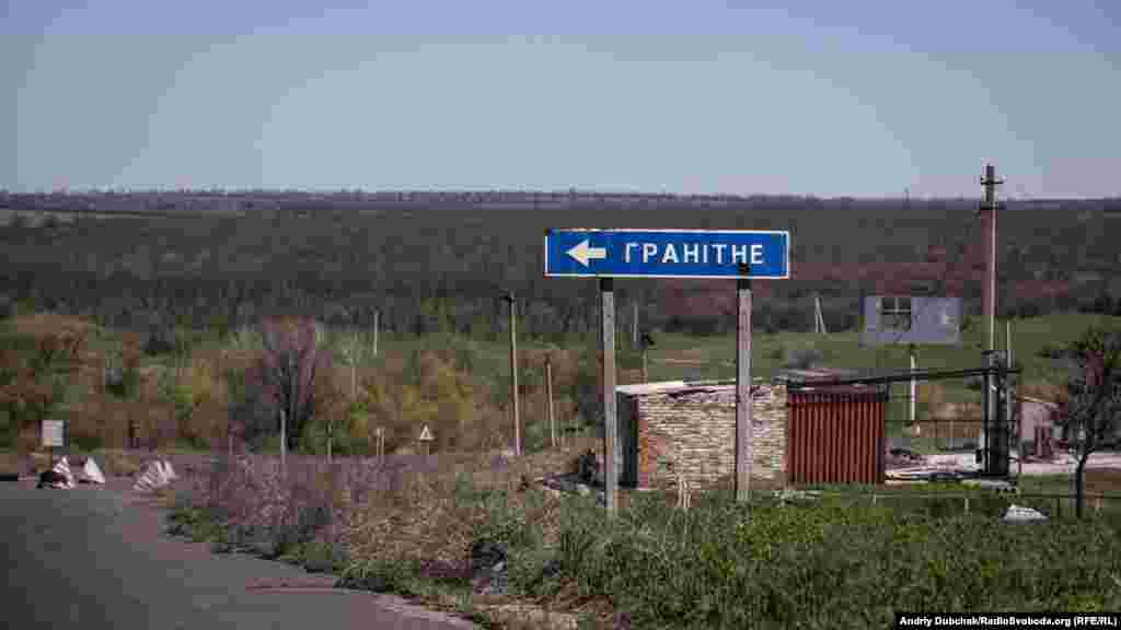 Гранитное находится на правом берегу реки Кальмиус, которая сейчас фактически является линией разграничения между контролируемой и неконтролируемой Киевом территорией Донецкой области 