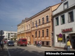 Na području Sanskog Mosta su pronađene na desetine masovnih grobnica, a kroz logore je prošlo oko 5.000 građana nesrpske nacionalnosti.