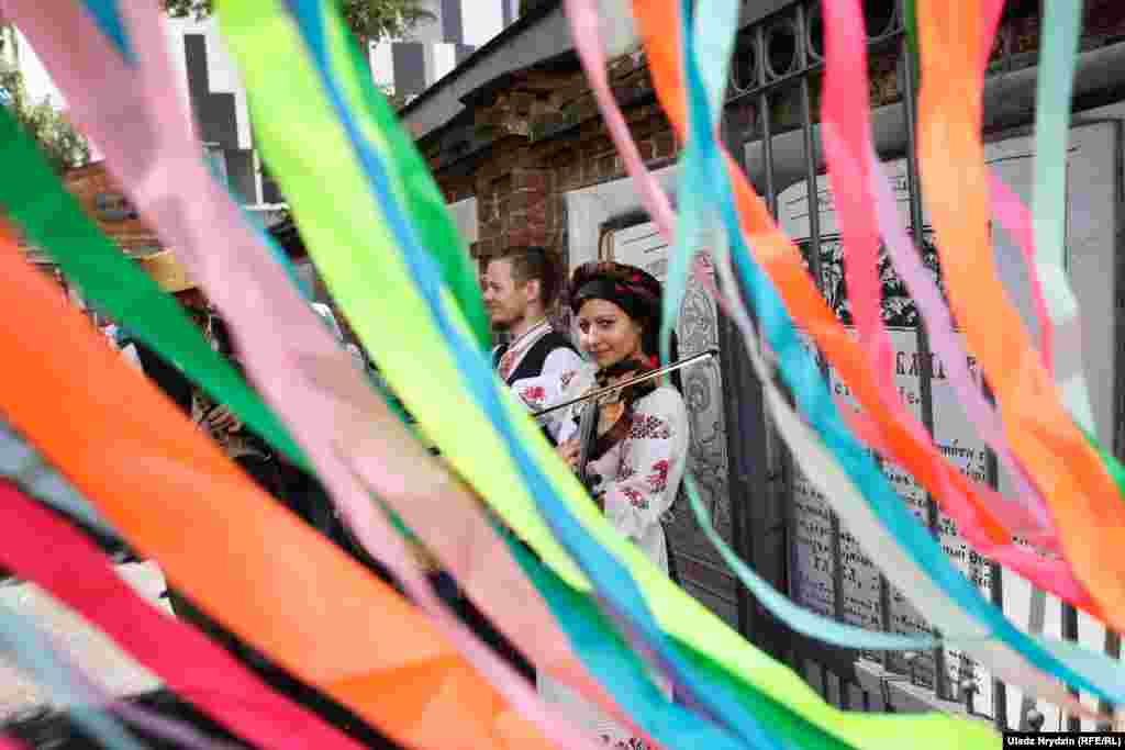 Музикант грає на скрипці на традиційному білоруському весіллі в Мінську, 12 серпня. (Влад Гридзін, Радіо Свобода/Радіо Вільна Європа) 