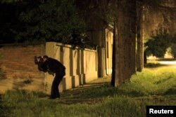 Pripadnig granične policije Hrvatske gleda kroz termalnu kameru u Tovarniku u blizini granice Srbije i Hrvatske, maj 2013.