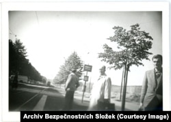 ზოგ ფოტოზე, ჩანს, ხალხი ეჭვობს, რომ მათ უთვალთვალებენ.