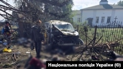 Наслідки удару по Яровій, у центрі – автомобіль «Укрпошти», який привіз пенсії, 9 вересня 2025 року