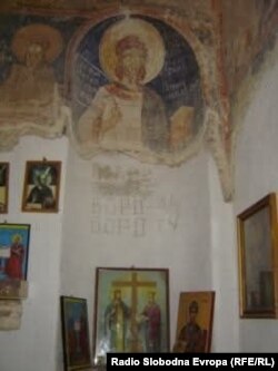 Freske koje su oštetili vandali u crkvi Svetog Pavla iz 14. veka koja se nalazi na takozvanom Zmijskom ostrvu u Prespanskom jezeru