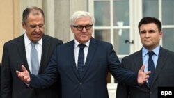 Павло Клімкін (праворуч), Франк-Вальтер Штайнмаєр (посередині) і Сергій Лавров. Німеччина, 6 листопада 2015 року