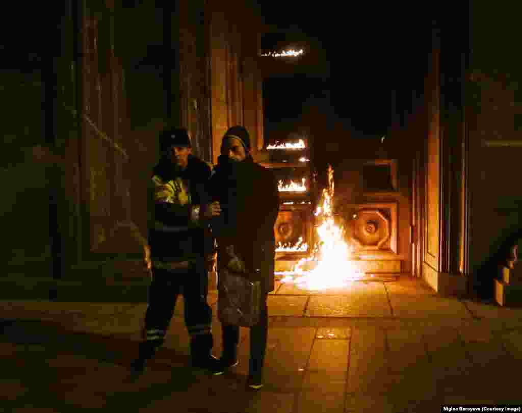 После того, как его повалили на землю, вспоминает Роменский, на него сел один из людей в форме, а он сам пытался в это время спасти исторические кадры, которые только что заснял, и вынуть из камеры карту памяти: "Пока я пытался вынуть SD карту из камеры, она сломалась пополам. У меня ничего не осталось от той ночи, только опыт"!