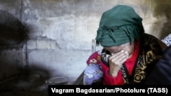 Нагорный Карабах. Пожилая женщина плачет в убежище. Шуша, 8 октября 2020 года