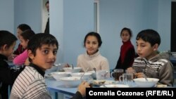 Mali Romi i Romkinje sede najčešće u poslednjoj klupi i u maloj meri su uključeni u vannastavne aktivnosti, kažu civilni aktivisti