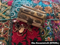 ქალები, როგორც წესი, თავად ცდილობენ დაიბრუნონ კუთვნილი ძვირფასი ნივთები.