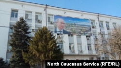 Баннер с изображением Путина над зданием избирательной комиссии Дагестана