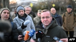 Njemački ministar odbrane Boris Pistorijus razgovara s medijima nakon polaganja cvijeća na spomenik "Herojima Majdana" na trgu Majdan u Kijevu 21. novembra 2023.