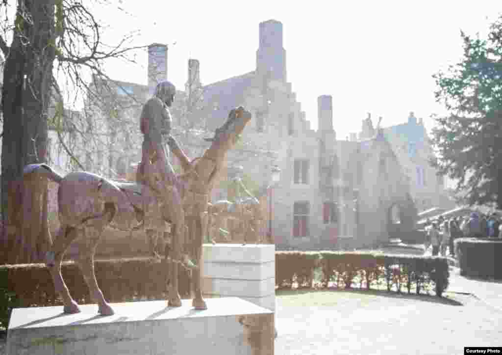 "И вот, конь белый, и на нем всадник, имеющий лук, и дан был ему венец; и вышел он как победоносный, и чтобы победить..."