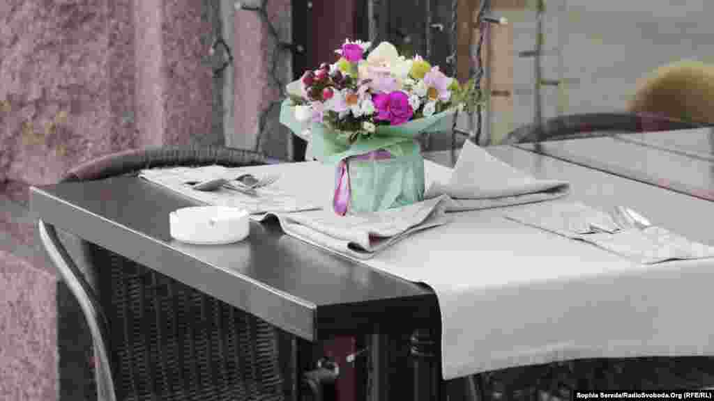 Деякі ресторани навіть відкрили літні тераси. 