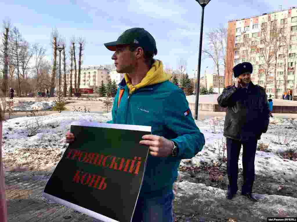 "Если не Путин, то конь?": в Казани прошел арт-пикет "Открытой России"