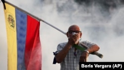 Участник акции протеста в Венесуэле, 30 апреля 2019 года