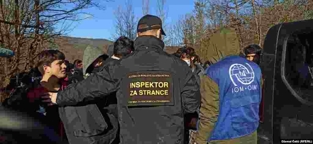 Predstavnici Međunarodne organizacija za migrante (IOM) i Ministarstva unutrašnjih poslova Unsko-sanskog kantona organizuju premještanje. 