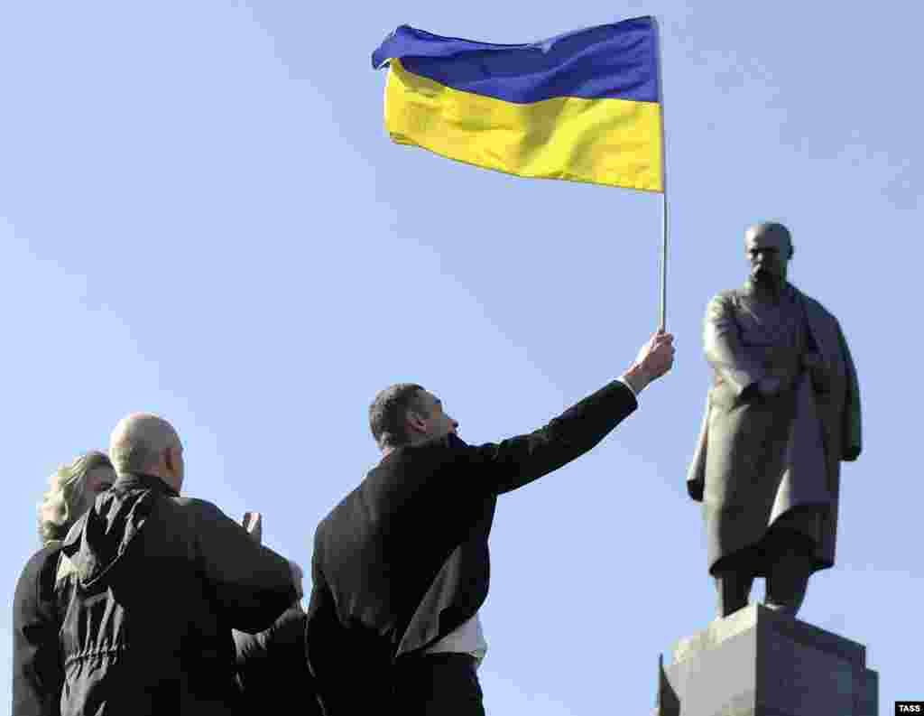 Лідер партії УДАР Віталій Кличко під час мітингу за єдність України біля пам’ятника Тарасові Шевченку. Харків, 10 березня 2014 року