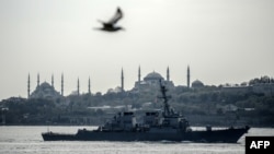 Эсминец ВМС США "Дональд Кук" при переходе через Босфор