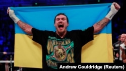 Усик мав у травні дебютувати в надважкій вазі