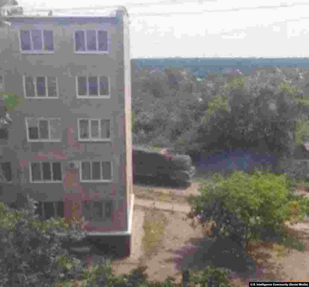 Фотография из социальных сетей: "Бук" неподалеку от Краснодона. Согласно данным разведки, "Бук" направляется в сторону российской территории. Фотография сделана после крушения рейса MH17.