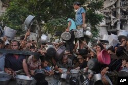 Газа шаарында тамак тараткан жерге келген тургундар, 14-июль, 2025-жыл