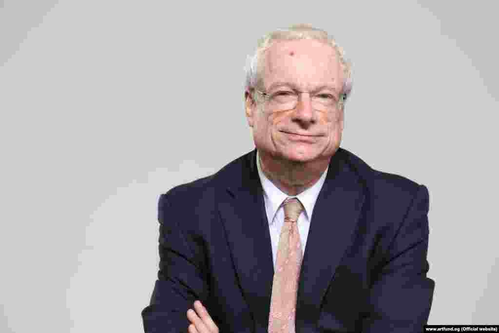 Крис Смит - британский политик, бывший депутат парламента и член правительства. Он стал одним из первых "открытых геев" на британской политической сцене, совершив "каминг-аут" в 1984 году. В 2005 году признал, что инфицирован ВИЧ.