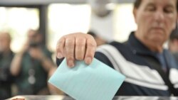 Građani na glasačkom mestu u Novom Sadu