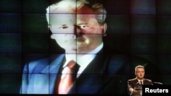 Dačić je 2008, godinu nakon smrti Miloševića, rekao da će SPS u kratkom roku doći do Socijalističke internacionale (Foto: Dačić na memorijalu Miloševiću 2007.)