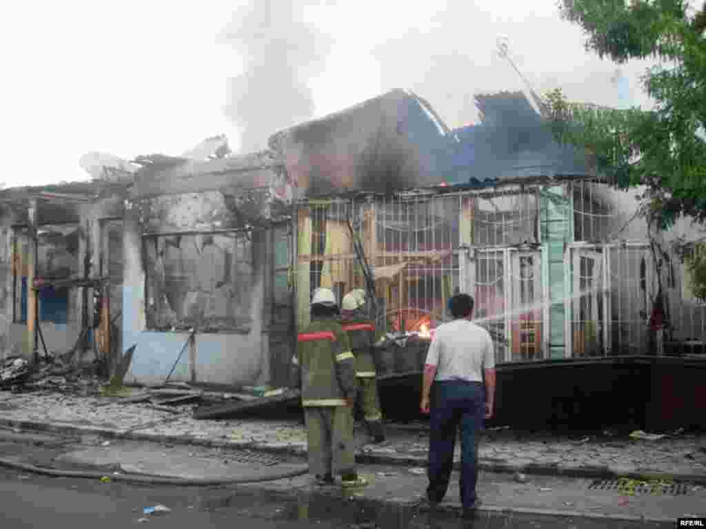 Пожежники після першої ночі зіткнень, 10-11 червня