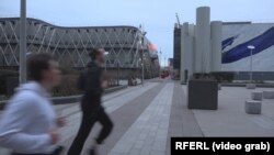 «Він накривається простирадлом, боїться всього навколо і просить мене не відходити від нього. У мене серце розривається»