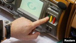 Автор документу пропонує карати депутатів за неособисте голосування штрафом або позбавленням волі на строк від трьох до семи років