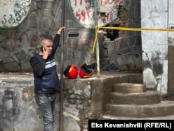 შენობასთან დღის განმავლობაში იდგა პოლიცია, სახანძრო და სპეცტექნიკა