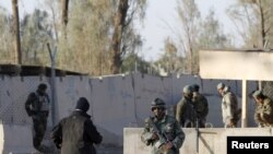 У входа на авиабазу в Кандагаре (9 декабря 2015 года)