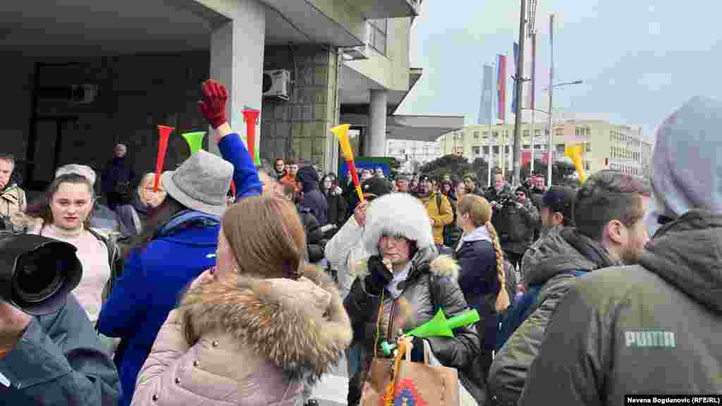 Dok je trajala sednica, stotine građana, na čelu sa opozicionim poslanicima, okupilo se ispred zgrade Skupštine grada, 3. decembar 2024. 