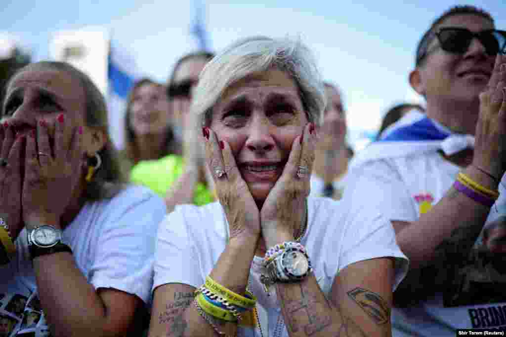 Na Trgu talaca u Tel Avivu stotine ljudi okupilo se u radosti i suzama kada se pročula vest da je Hamas predao prve taoce.