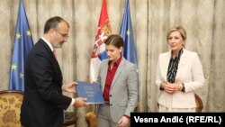 Kritike zbog stanja u medijima, između ostalog, Srbiji su upućene i u martu 2019. godine u izveštaju o napretku u evrointegracijama: Ambasador EU u Beogradu Sem Fabrici predaje izveštaj premijerki Ani Brnabić i ministarki Jadranki Joksimović