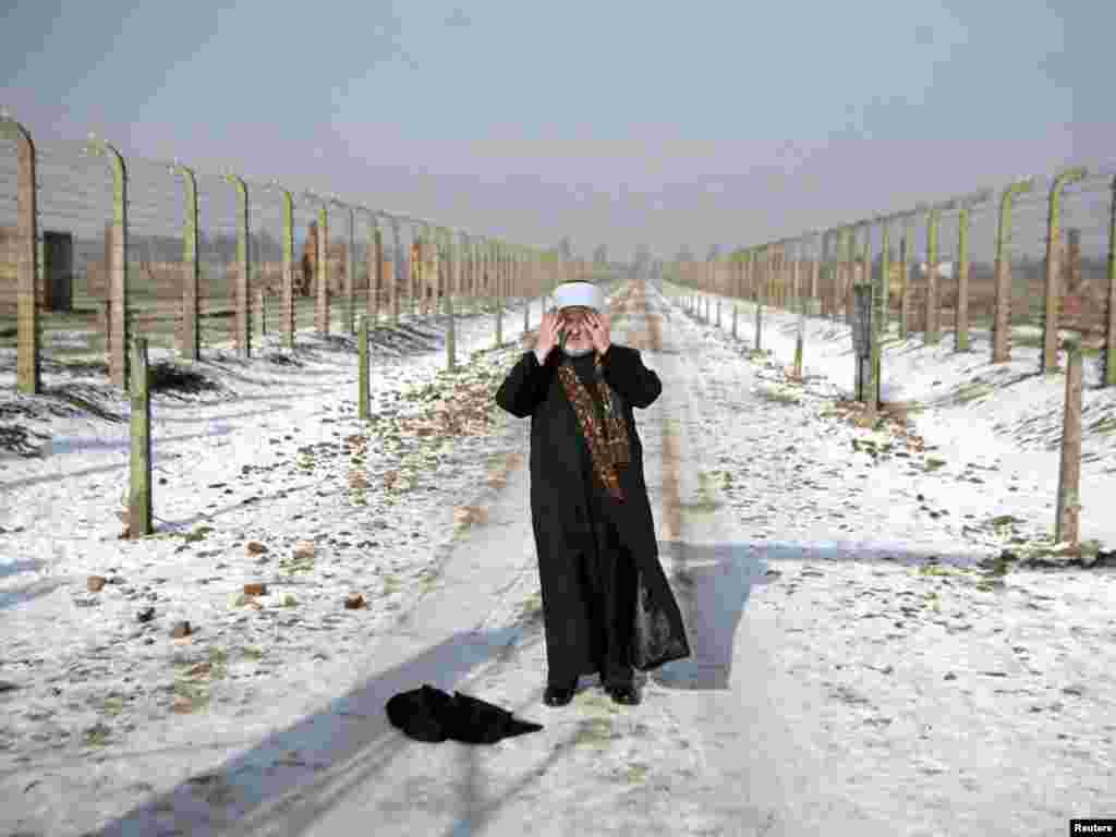 Poljska - Veliki muftija islamske zajednice u BiH, Mustafa ef. Cerić posjetio je bivši nacistički logor smrti Auschwitz-Birkenau, 01.02.2011. Foto: Reuters / Michal Lepecki