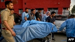 Hitne službe odvoze ranjene u Pahalgamu, 22. 4. 2025.