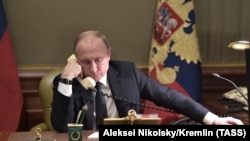 Владимир Путин в своём рабочем кабинете в Константиновском дворце, Санкт-Петербург, 15 декабря 2018 года