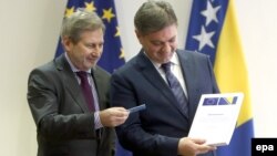 BiH je dobila Upitnik Evropske komisije još 2016. godine (Na fotografiji evropski komesar za proširenje Johanes Han uručuje Upitnik predsjedavajućem Vijeća ministara BiH Denisu Zvizdiću)