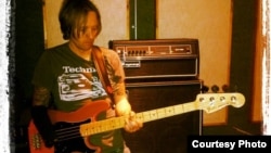 Darko Jelisić sa svojom gitarom