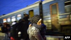 Izbeglice čekaju na ukrcavanje u voz u Đevđeliji, oktobar 2015.