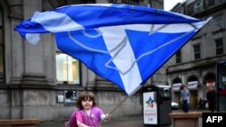 Dete sa zastavom Škotske