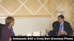 Hojt Brajan Ji u razgovoru sa Jasnom Vukićević, foto: Ambasada SAD u Podgorici