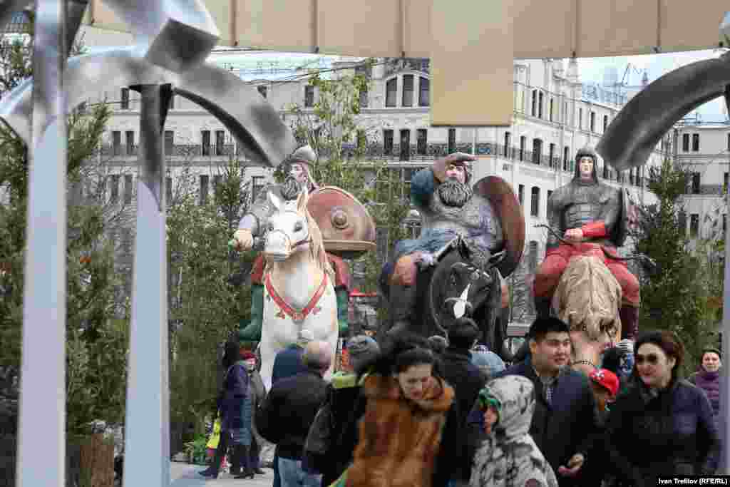 На площади Революции – Три богатыря