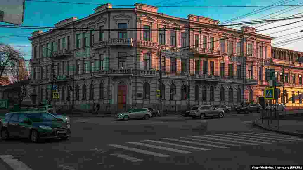 Улица Ленина в Симферополе соединяет современную и историческую части города. Это трехэтажное здание на перекрестке с улицами Пролетарской и Шмидта в начале 20-го века построил заместитель городского головы Симферополя Александр Шлее. Здесь располагалась частная женская гимназия, а во времена Второй мировой войны – немецкий госпиталь