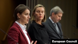 Srpska premijeraka Ana Brnabić, visoka predstavnica EU Federika Mogerini i komesar EU za proširenje Johanes Han
